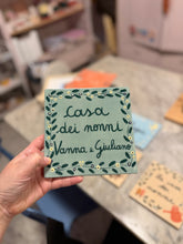 Carica l'immagine nel visualizzatore di Gallery, Targhetta personalizzabile