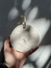 Carica l'immagine nel visualizzatore di Gallery, Medaglione Abitare poeticamente il mondo