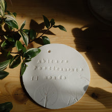 Carica l'immagine nel visualizzatore di Gallery, Medaglione Abitare poeticamente il mondo