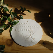 Carica l'immagine nel visualizzatore di Gallery, Medaglione Abitare poeticamente il mondo