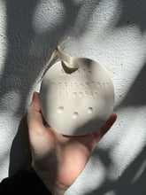 Carica l'immagine nel visualizzatore di Gallery, Medaglione Abitare poeticamente il mondo