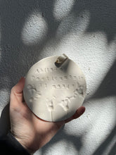 Carica l'immagine nel visualizzatore di Gallery, Medaglione Abitare poeticamente il mondo