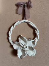 Load image into Gallery viewer, Corona in ceramica fiori bianchi
