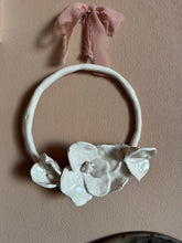 Load image into Gallery viewer, Corona in ceramica fiori bianchi
