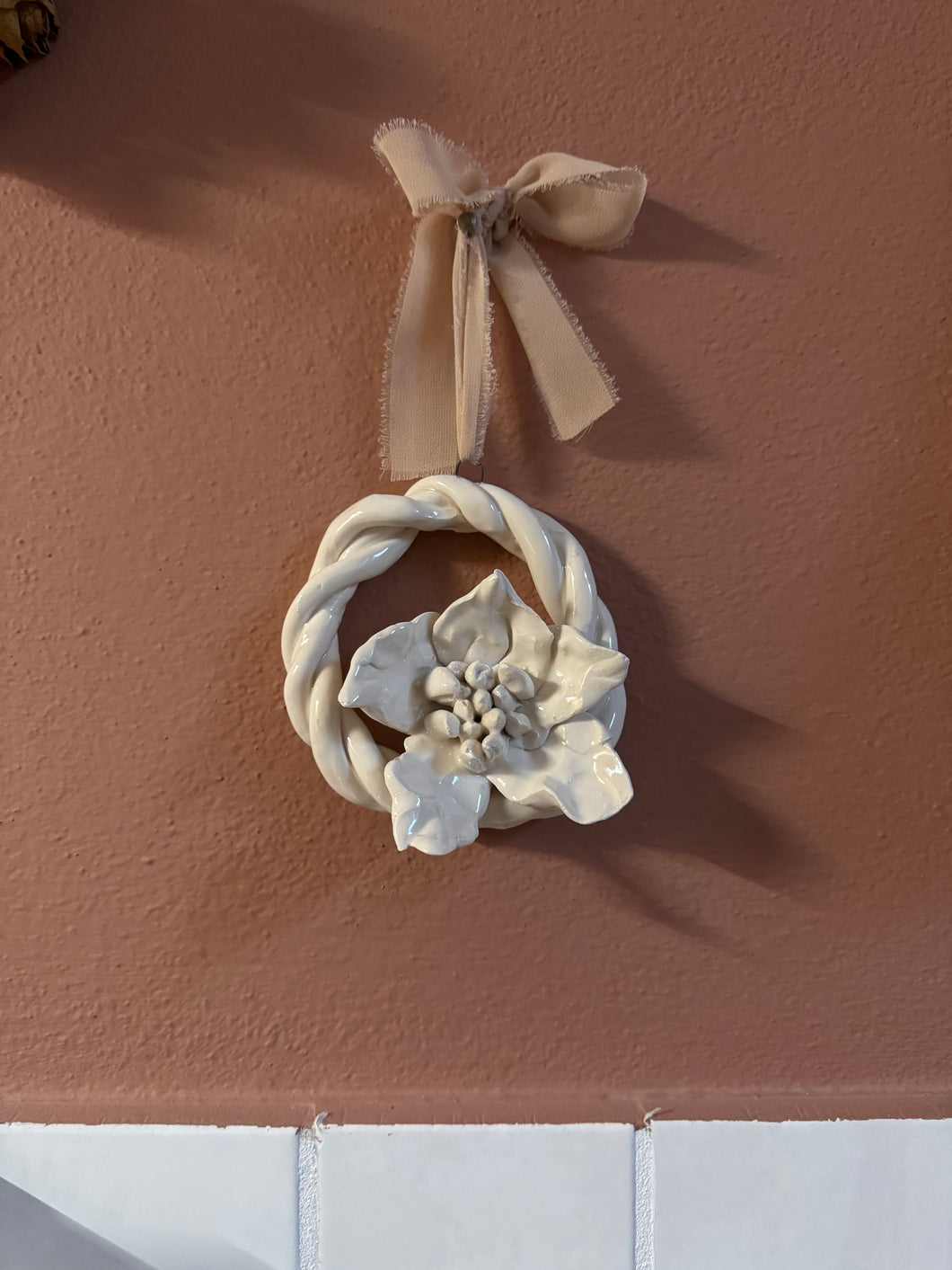 Corona in ceramica fiori bianchi