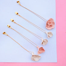 Carica l&#39;immagine nel visualizzatore di Gallery, Ciondolo Calla Rosa
