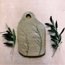 Load image into Gallery viewer, Tagliere di ceramica con fiori e foglie impressi
