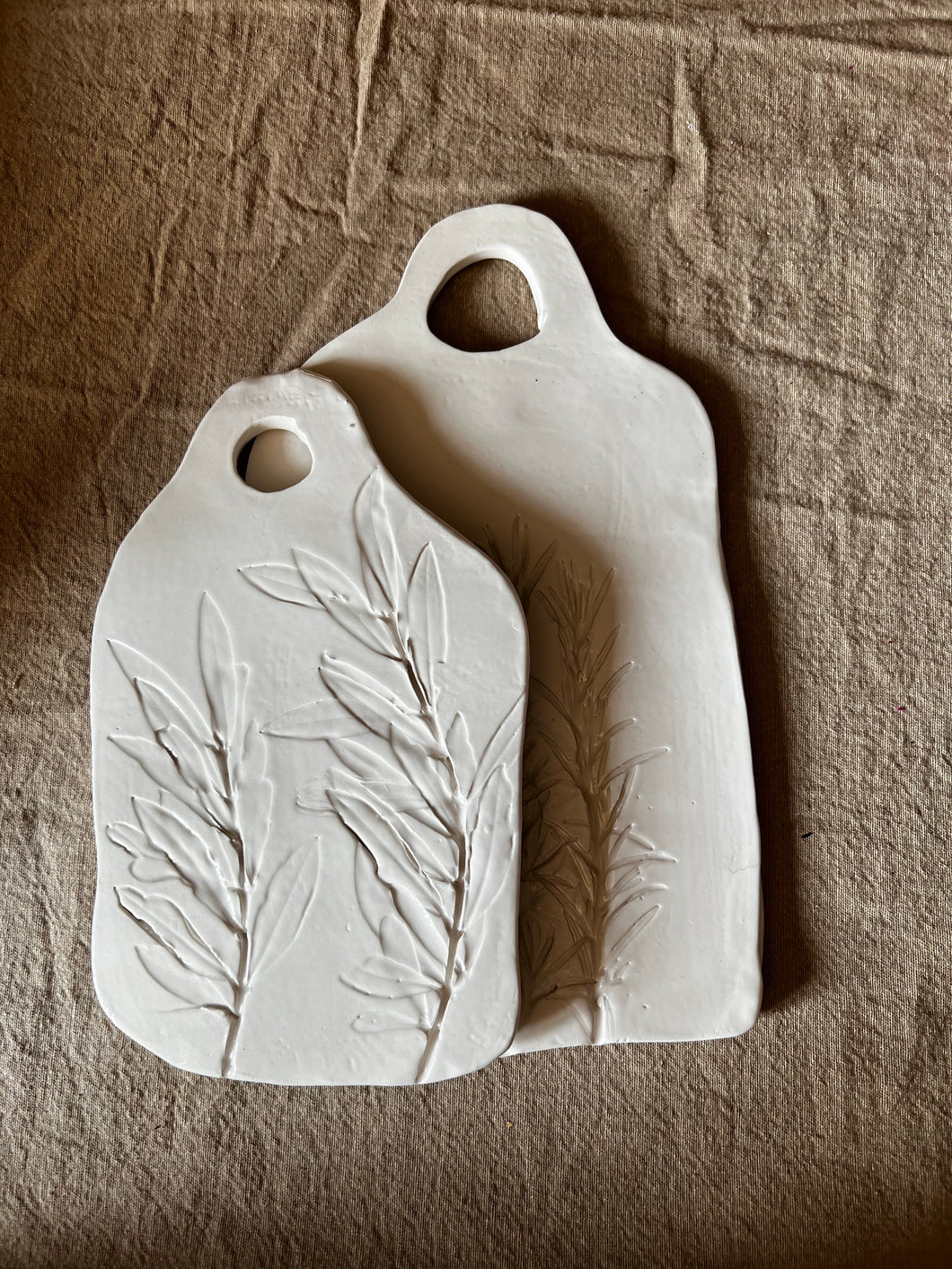 Tagliere di ceramica con fiori e foglie impressi